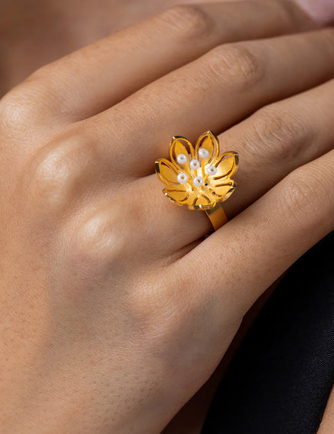 Pearly Golden Flower Ring