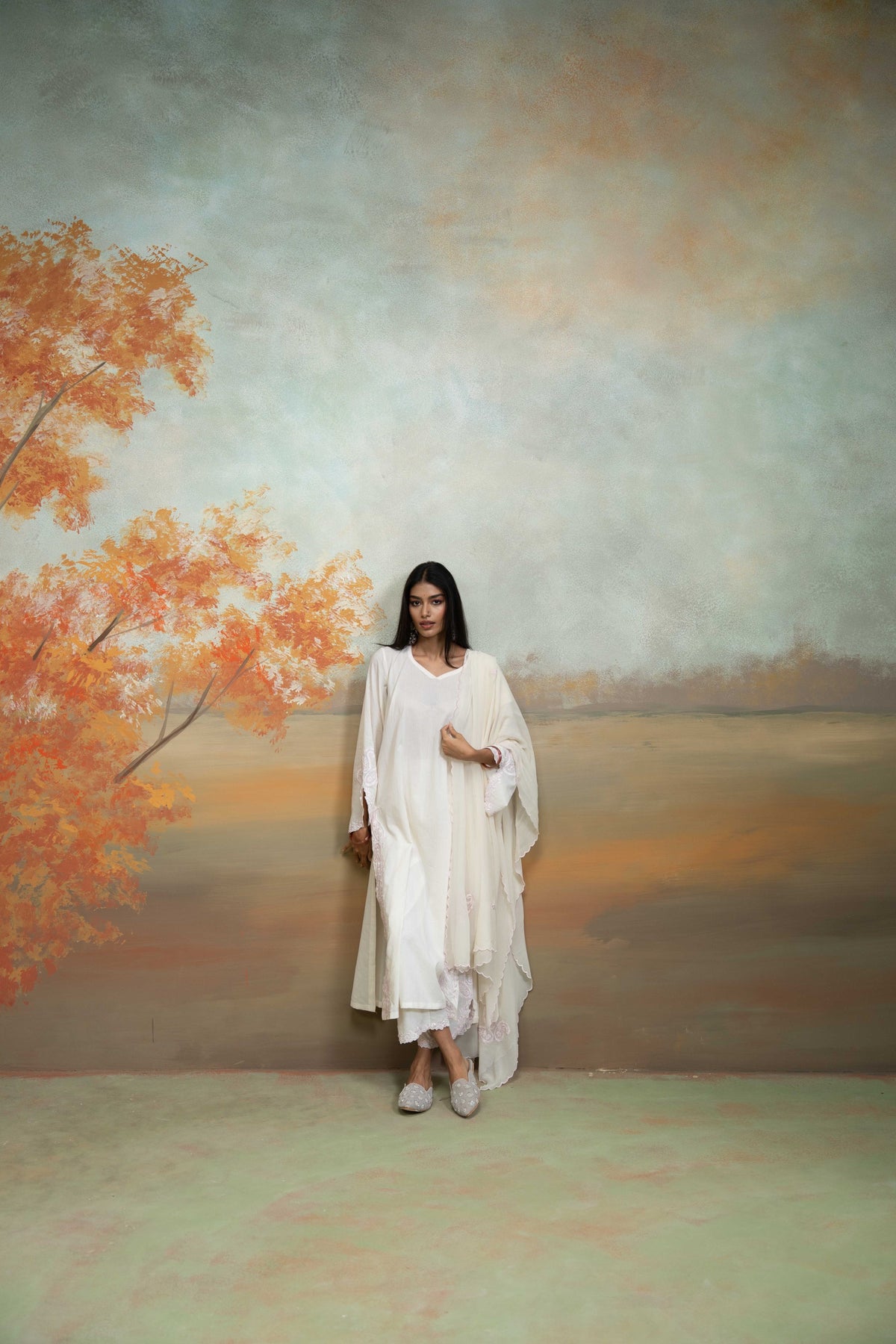 Off White Embroidery Cotton Silk Kurta Set (2 Pcs)