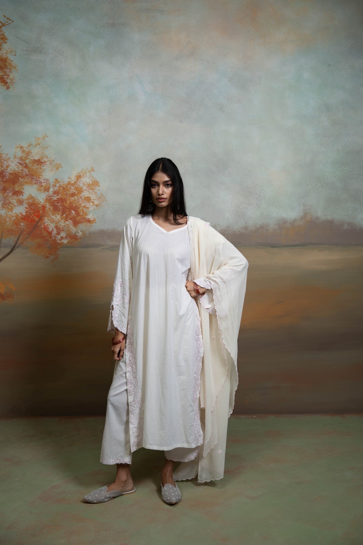 Off White Embroidery Cotton Silk Kurta Set (2 Pcs)