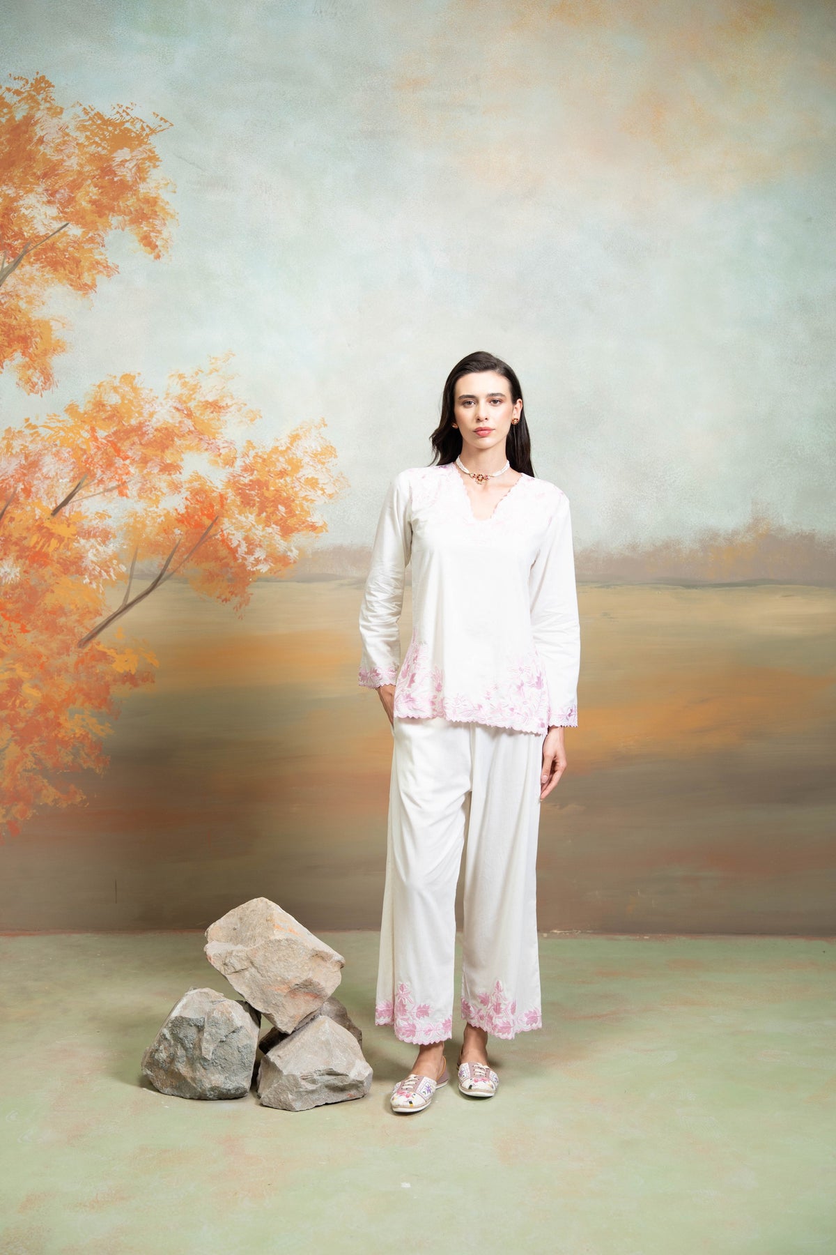 Off White Embroidery Cotton Silk Kurta Set (2 Pcs)