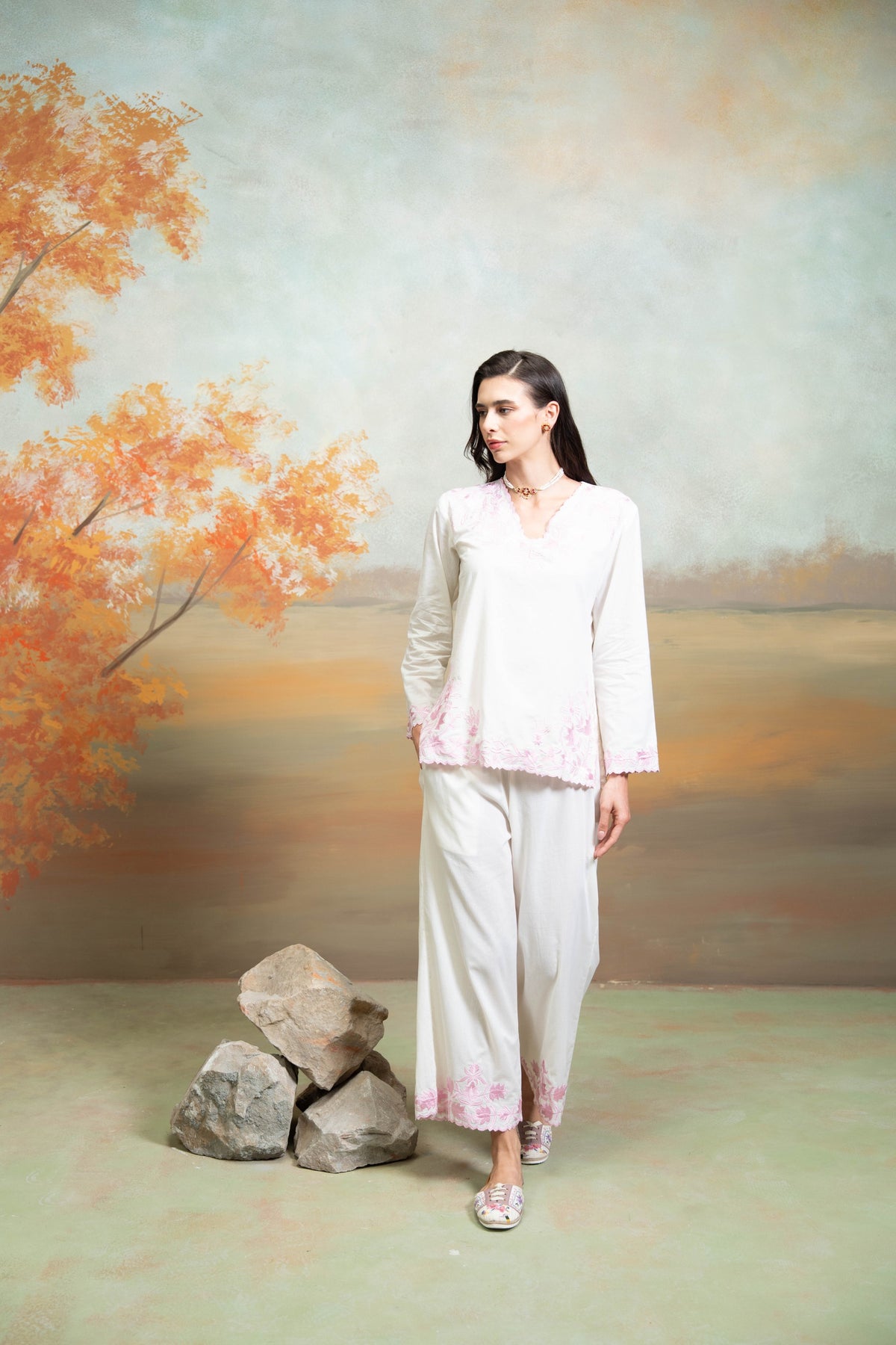 Off White Embroidery Cotton Silk Kurta Set (2 Pcs)