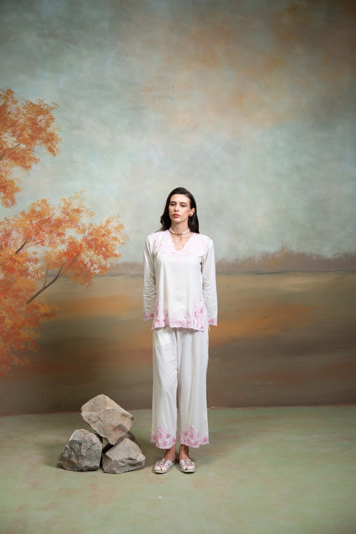 Off White Embroidery Cotton Silk Kurta Set (2 Pcs)