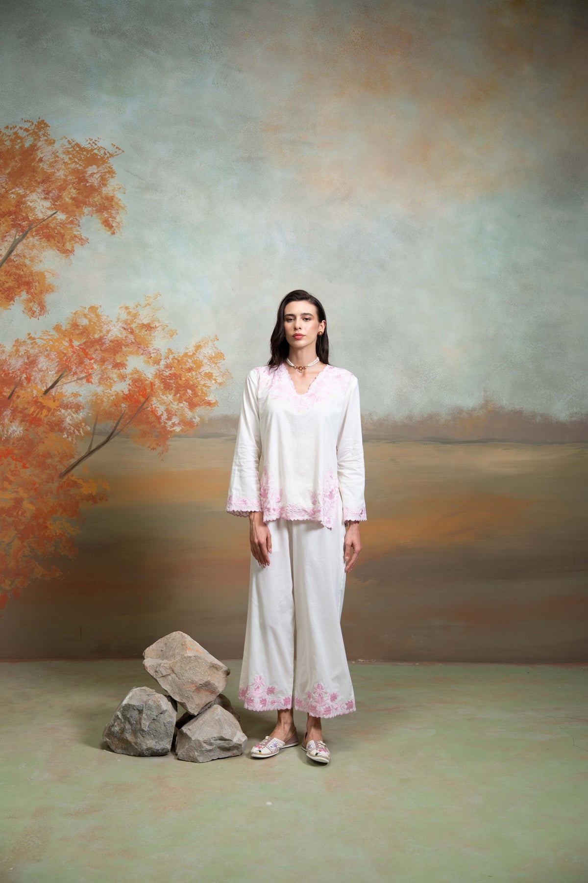 Off White Embroidery Cotton Silk Kurta Set (2 Pcs)
