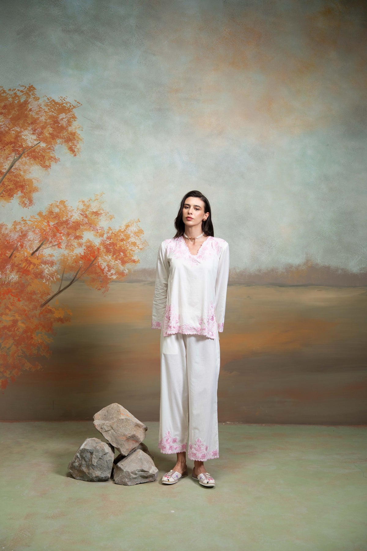 Off White Embroidery Cotton Silk Kurta Set (2 Pcs)