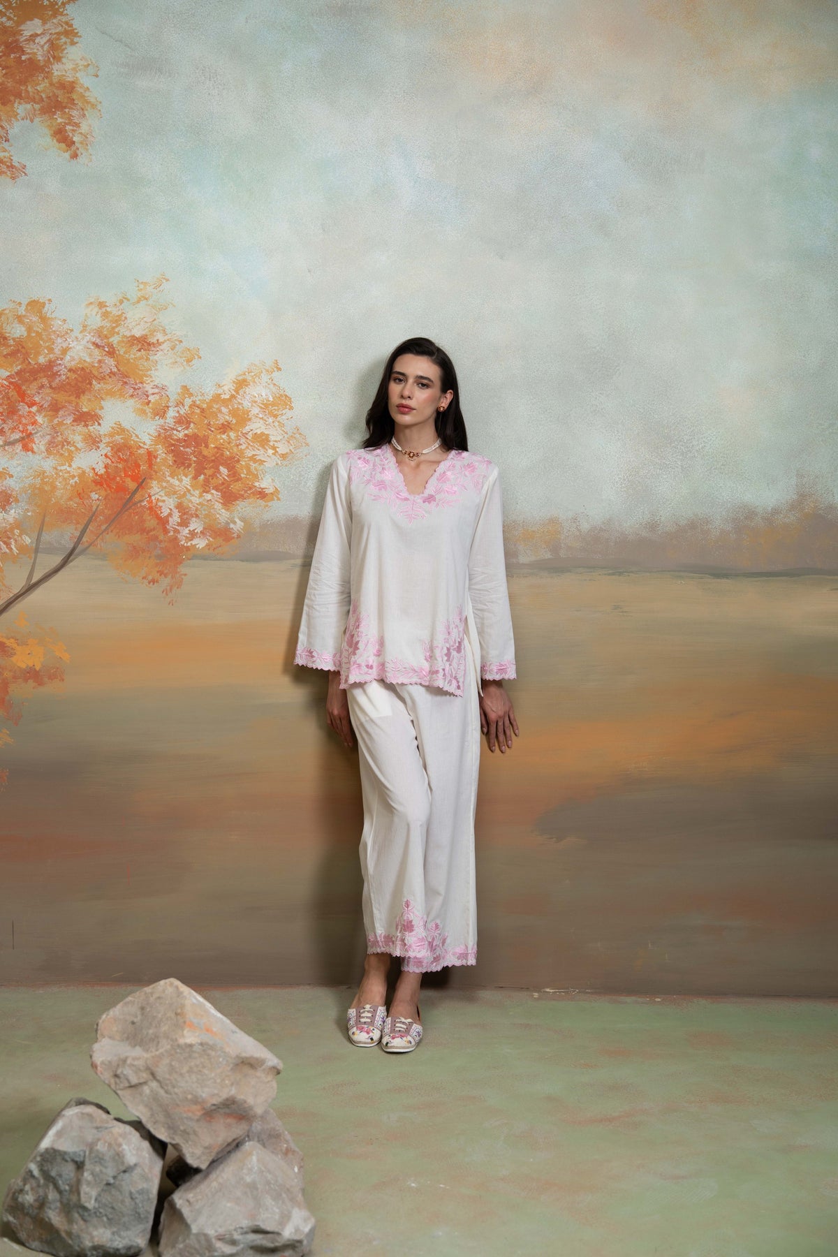Off White Embroidery Cotton Silk Kurta Set (2 Pcs)