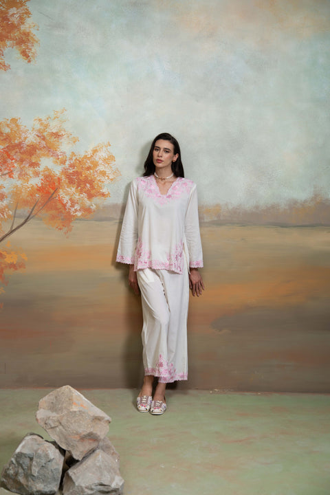 Off White Embroidery Cotton Silk Kurta Set (2 Pcs)