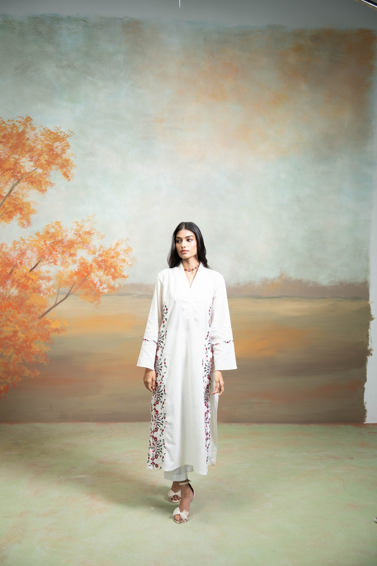 Off White Embroidery Cotton Silk Kurta Set (2 Pcs)