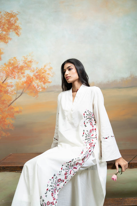 Off White Embroidery Cotton Silk Kurta Set (2 Pcs)