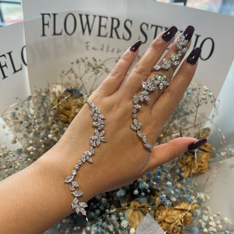 Lux Flowercut Handchain